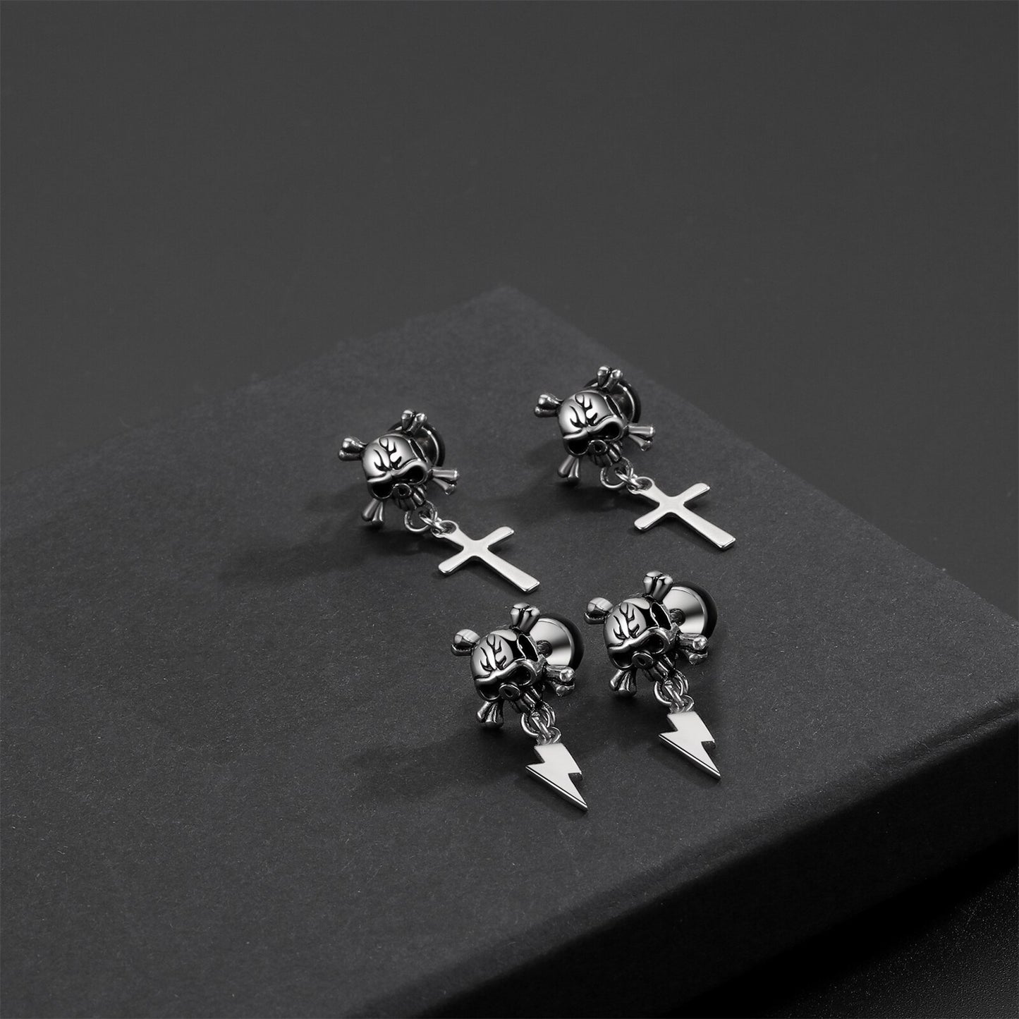 Gotische schedel sieraden kruis of bliksem oorbellen / roestvrij stalen oorknopjes